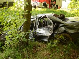 Kierowca peugeota uderzył w drzewo i uciekł