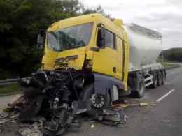 Rozszczelniony cementowóz utrudniał ruch na autostradzie