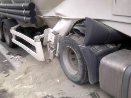 Rozszczelniony cementowóz utrudniał ruch na autostradzie