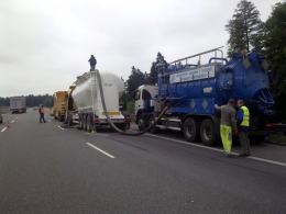 Rozszczelniony cementowóz utrudniał ruch na autostradzie