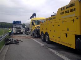 Rozszczelniony cementowóz utrudniał ruch na autostradzie