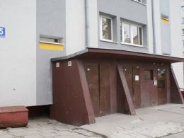 Zniszczone schody w bloku, upadek i długa rehabilitacja