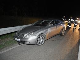 Mercedes uderzył w barierki na autostradzie