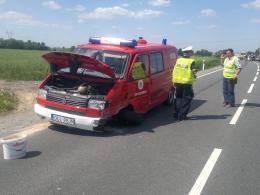 Zderzenie strażackiego busa i dwóch samochodów osobowych