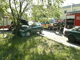 Pijany kierowca rozbił auto pod komisariatem