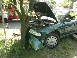 Pijany kierowca rozbił auto pod komisariatem