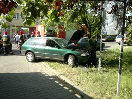 Pijany kierowca rozbił auto pod komisariatem