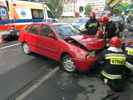 Kierowca BMW stracił panowanie nad autem, dwie osoby ranne