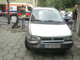 Kierowca BMW stracił panowanie nad autem, dwie osoby ranne