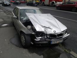 Kierowca BMW stracił panowanie nad autem, dwie osoby ranne