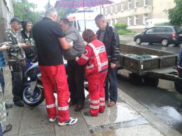 64-letni kierowca motoroweru wpadł w poślizg