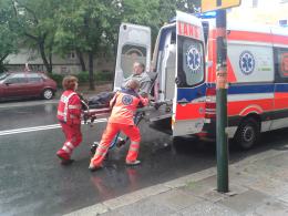 64-letni kierowca motoroweru wpadł w poślizg