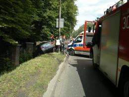 Kierowca zasłabł za kierownicą i uderzył w mur cmentarza