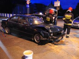 Pijany kierowca wjechał w filar budynku