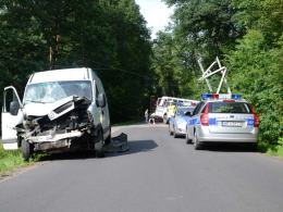 Autobus wiozący dzieci uderzył w słup