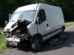Autobus wiozący dzieci uderzył w słup