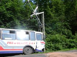 Autobus wiozący dzieci uderzył w słup
