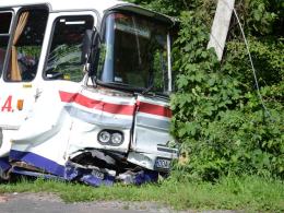 Autobus wiozący dzieci uderzył w słup