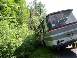 Autobus wiozący dzieci uderzył w słup