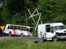 Autobus wiozący dzieci uderzył w słup