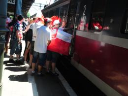 Opolanie nadciągają do Wrocławia. Pociągi przeładowane