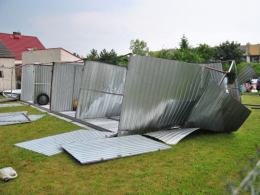 Nawałnica nad Opolem - wiatr przewracał drzewa i garaże