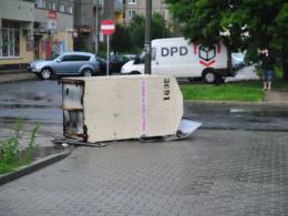 Nawałnica nad Opolem - wiatr przewracał drzewa i garaże