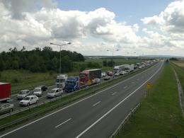 Kierowca daewoo zginął po dachowaniu na autostradzie