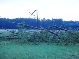 Skutki nawałnicy - uszkodzone dachy, mieszkańcy bez prądu
