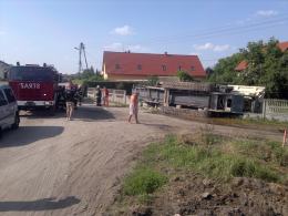Maszyna budowlana spadła podczas transportu