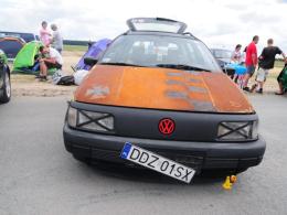 Kilkaset aut z grupy VAG w Polskiej Nowej Wsi
