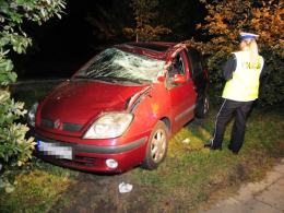 Kierowca renault dachował w nocy na Alei Witosa