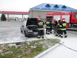 Pożar samochodu na stacji benzynowej