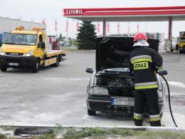 Pożar samochodu na stacji benzynowej