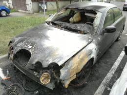 Jaguar spłonął w nocy na osiedlu Armii Krajowej