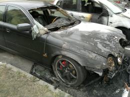 Jaguar spłonął w nocy na osiedlu Armii Krajowej