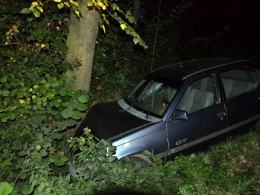 Pijana kobieta rozbiła auto na drzewie