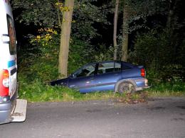 Pijana kobieta rozbiła auto na drzewie