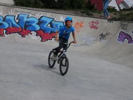 11 - letni Adam cieszy się z nowego skateparku.