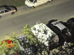 Pijani chuligani skakali po samochodach na Zaodrzu