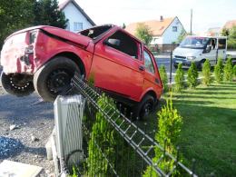 Gnał maluchem bez prawa jazdy, wylądował na płocie