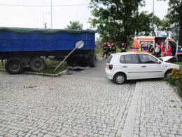 Traktorzysta staranował auto i kilka znaków. Jechał za szybko