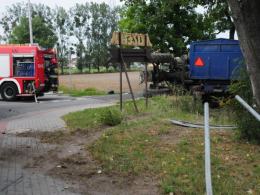 Traktorzysta staranował auto i kilka znaków. Jechał za szybko