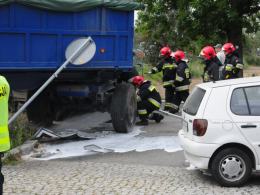 Traktorzysta staranował auto i kilka znaków. Jechał za szybko
