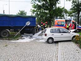 Traktorzysta staranował auto i kilka znaków. Jechał za szybko