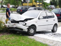 Traktorzysta staranował auto i kilka znaków. Jechał za szybko