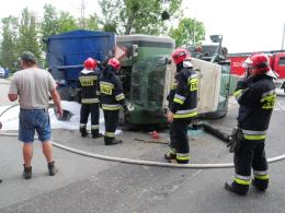 Traktorzysta staranował auto i kilka znaków. Jechał za szybko