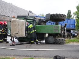 Traktorzysta staranował auto i kilka znaków. Jechał za szybko