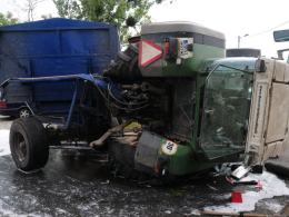 Traktorzysta staranował auto i kilka znaków. Jechał za szybko
