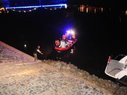 Ktoś odcumował łódź motorową. Dryfowała po Odrze